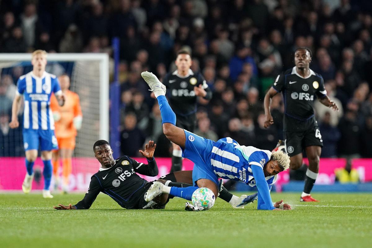 Moises Caicedo, del Chelsea, ante Georginio Rutter, del Brighton and Hove Albion