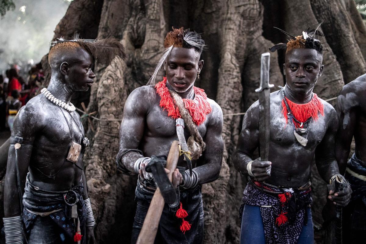 Jóvenes, vestidos con sus trajes tradicionales, asisten a una ceremonia que marca el final del proceso de iniciación anual para hombres jóvenes en Kabrousse, Senegal.