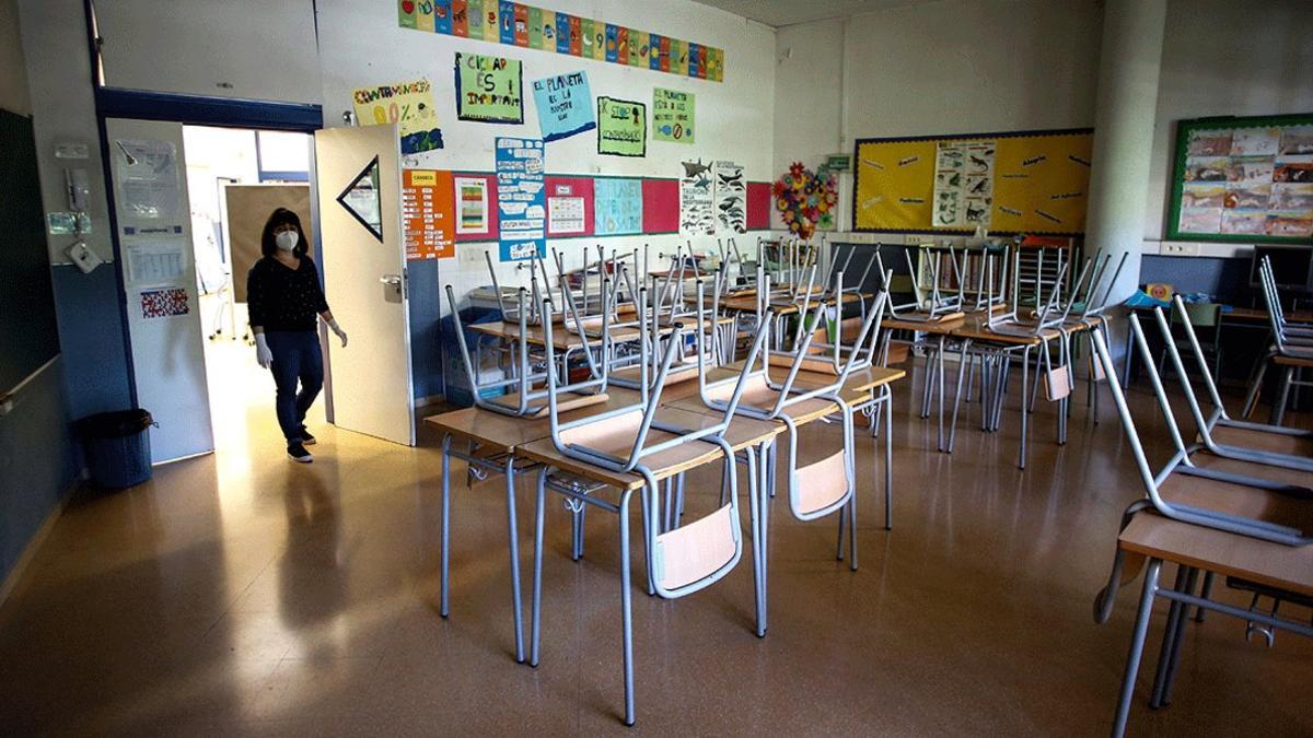 Vista general de un aula vacía de la Escola l'Estel de Barcelona, el 19 de mayo