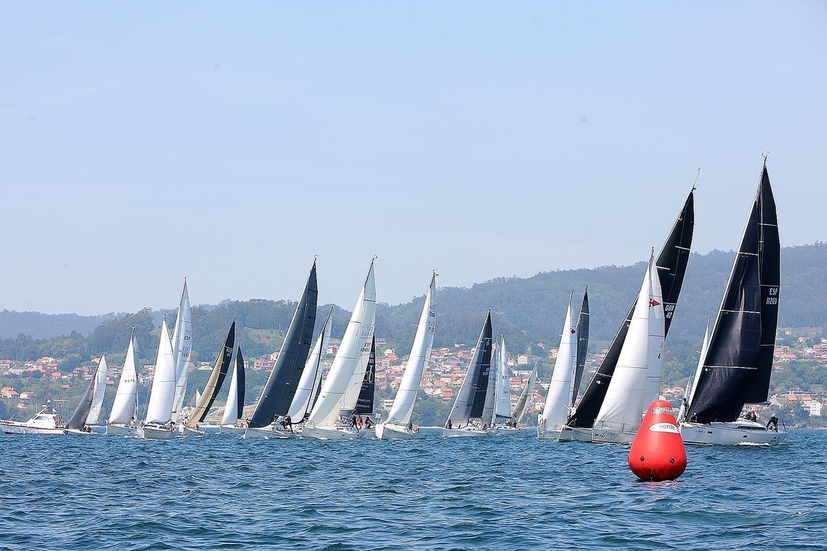 La flota durante la salida desde Vigo.