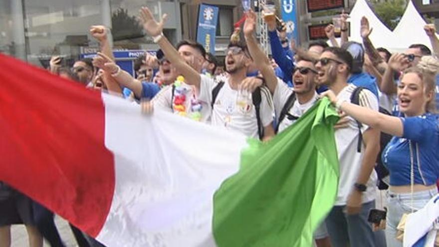 Los aficionados italianos y españoles toman las calles de Gelsenkirchen
