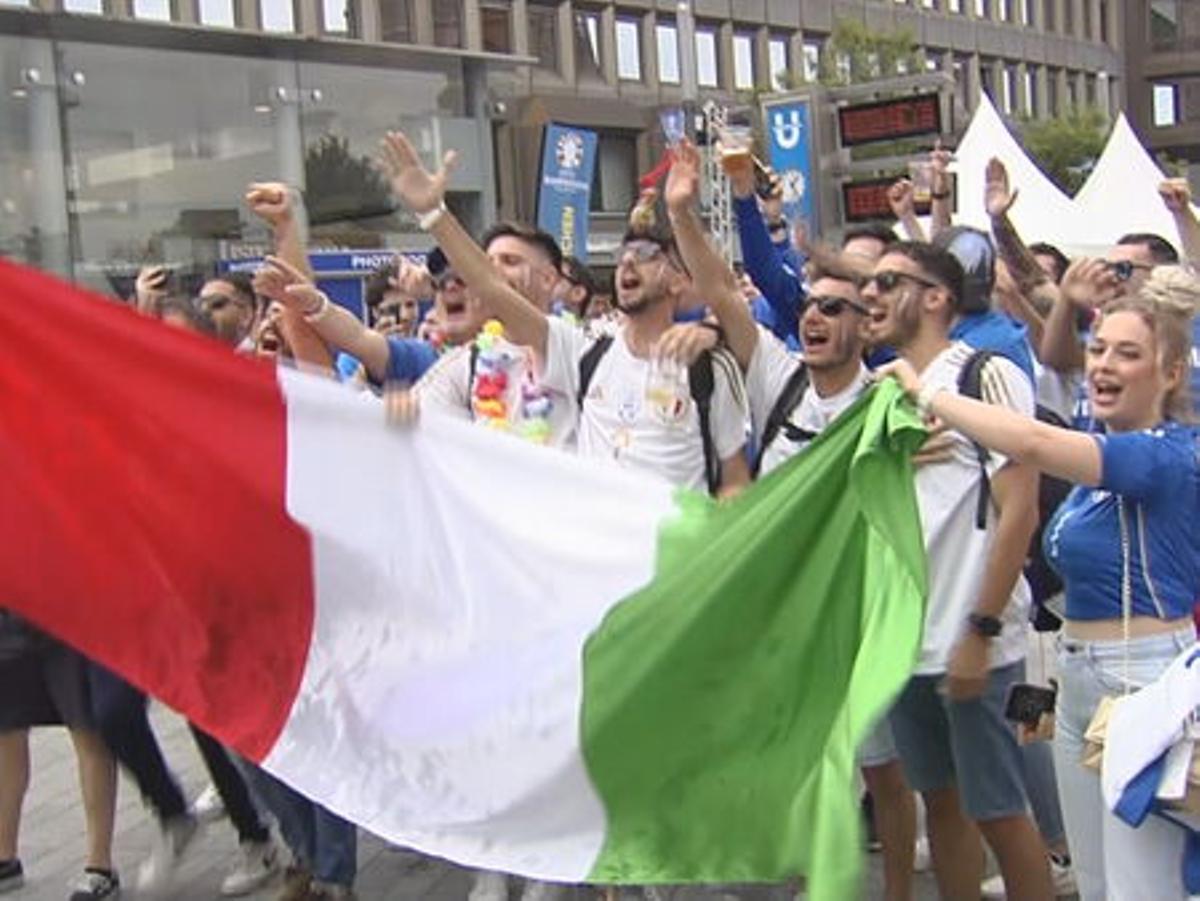 Los aficionados italianos y españoles toman las calles de Gelsenkirchen