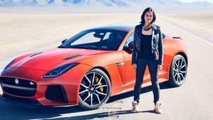 La actriz Michelle Rodriguez, al lado de un Jaguar.