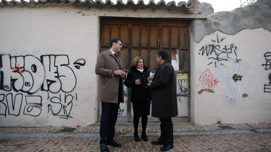 Alberto Castro, Isabel García y Ángel Marinero visitan el solar adquirido.