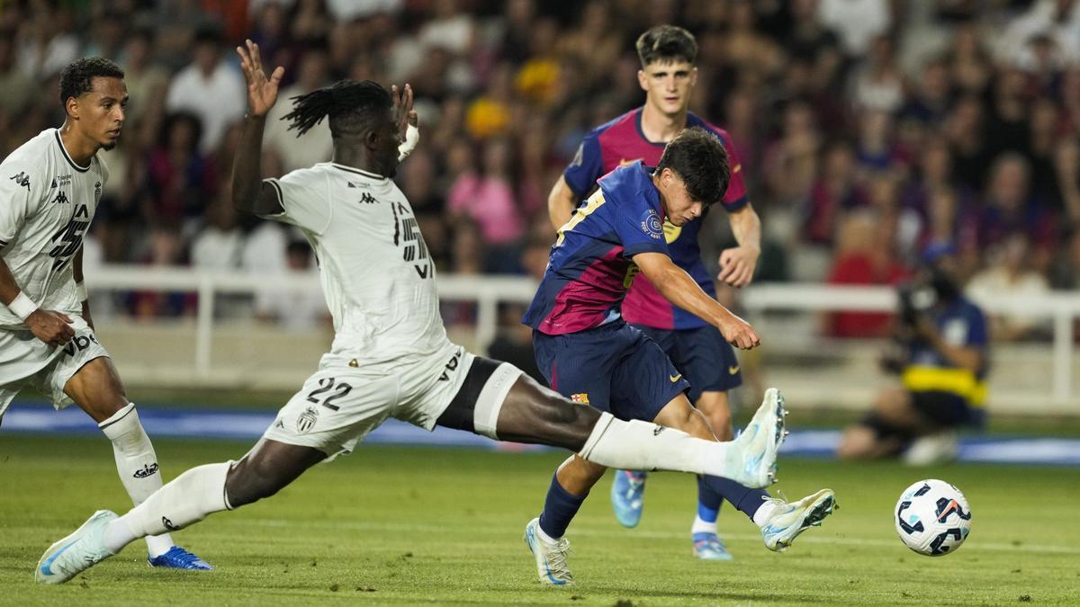 Quim Junyent intenta el disparo a portería durante el torneo Joan Gamper disputado contra el Mónaco