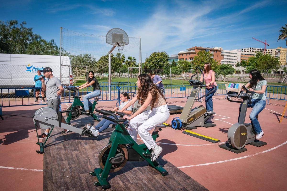 Estudiantes 'pedaleando por el futuro' en el encuentro juvenil de hoy en el Parque del Río.