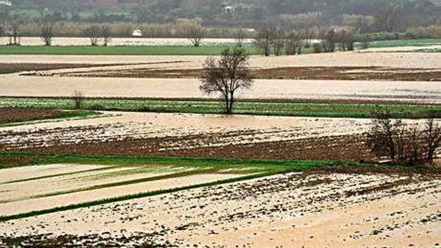 Inundacions en un camp de Parlavà, al Baix Empordà. Desbordament del riu Onyar a la carretera de la Creueta, amb la via tallada per inundació. Desperfectes en un establiment a Tossa de Mar per l&#039;entrada d&#039;aigua.