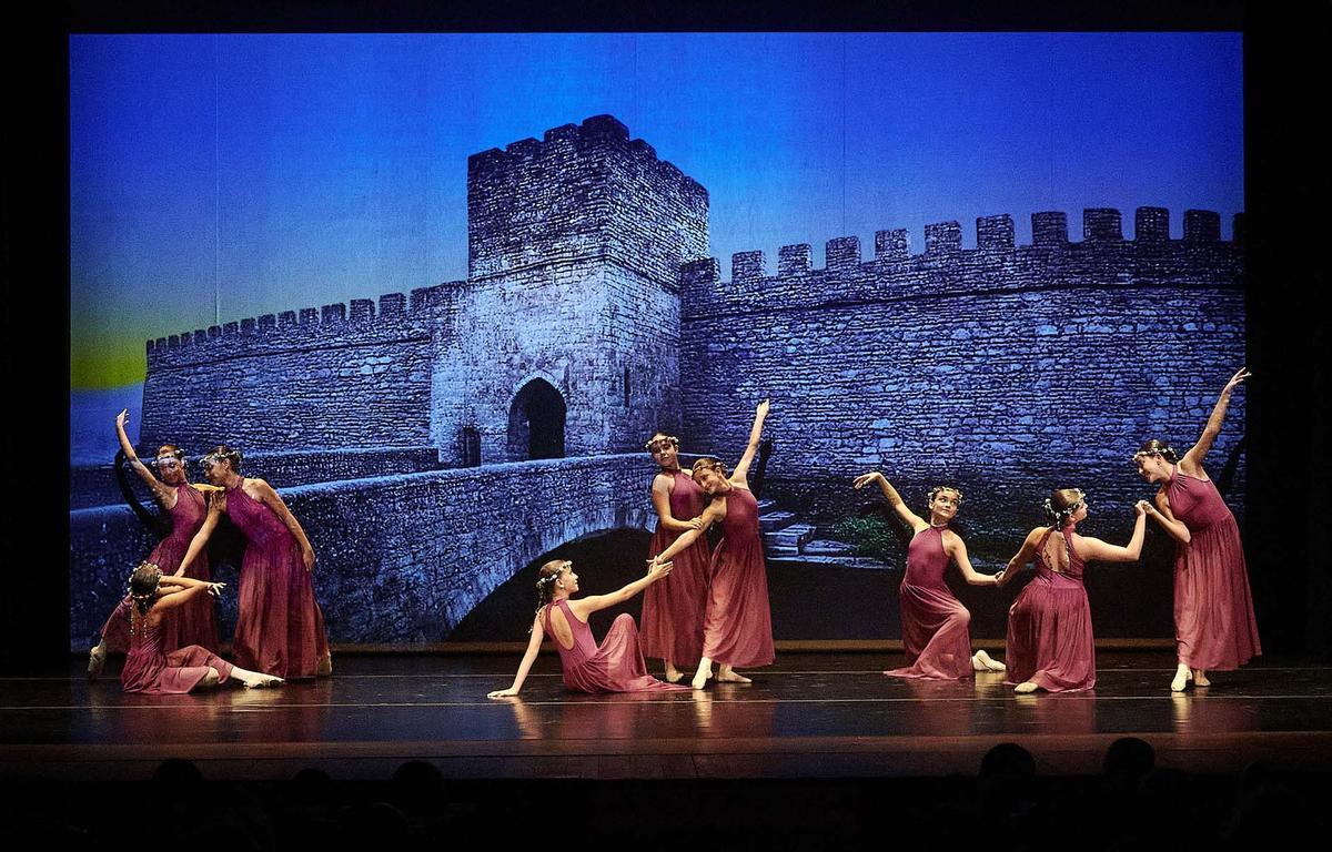 Un momento del espectáculo de danza puesto en escena en el Coliseo Noela.