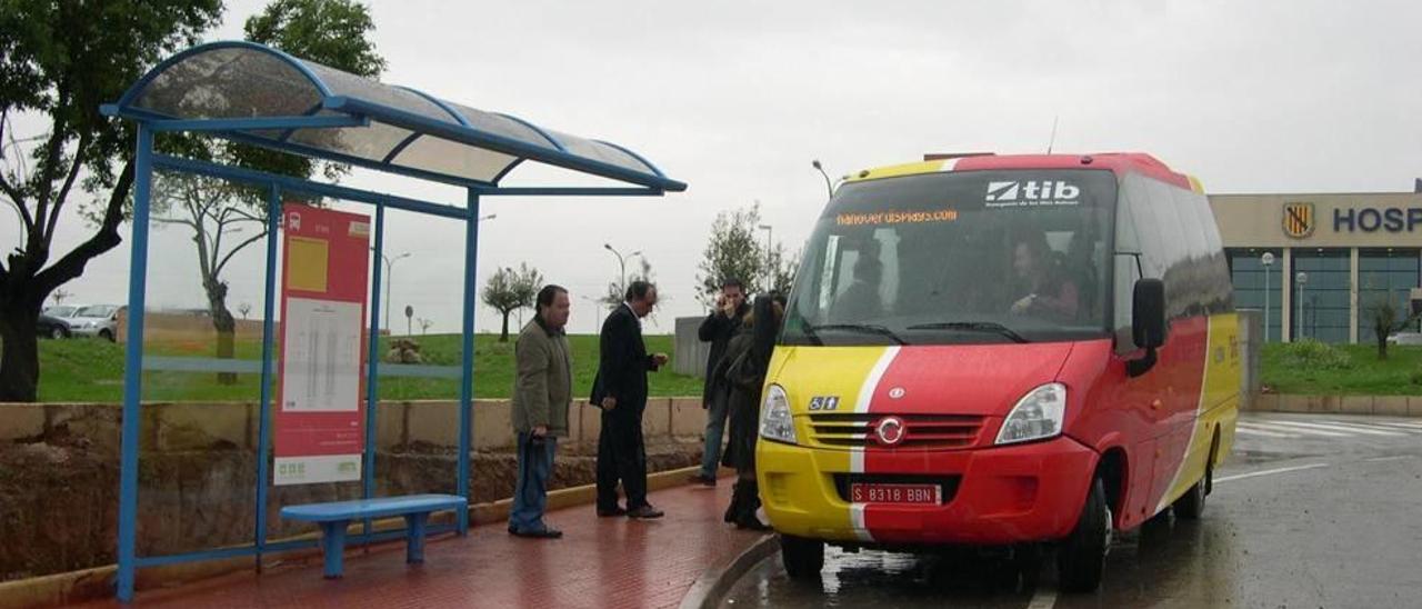 Imagen de un microbús detenido para recoger pasajeros en la parada del centro hospitalario.