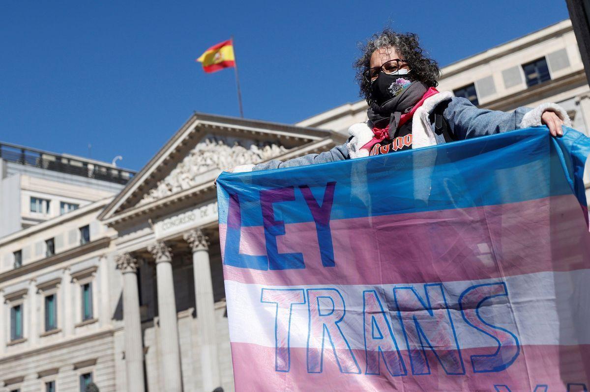 Una mujer se manifiesta en favor de la ley trans frente al Congreso de los Diputados.
