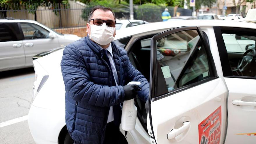 Los taxistas murcianos llevarán sin coste al personal sanitario