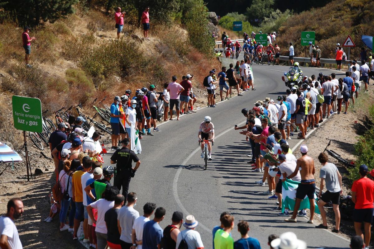 Paso de un ciclista por el Alto del 14% en la Vuelta a España, en 2021, antes de su llegada a la capital cordobesa.