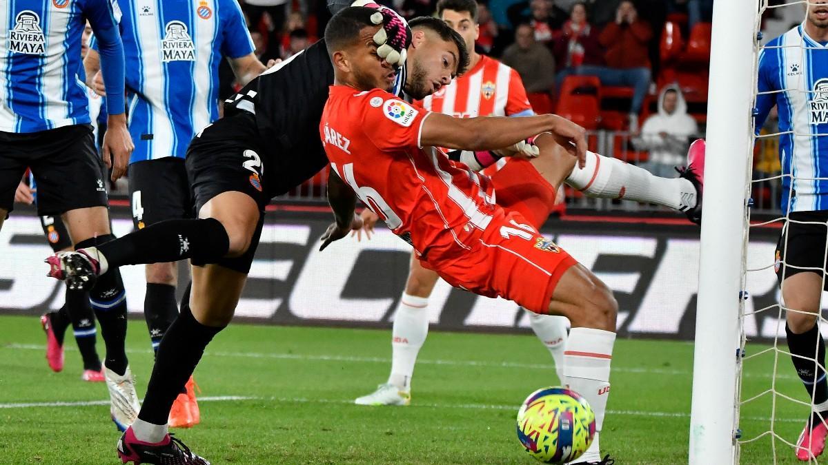 Álvaro Fernández, contra Luis Suárez en un lance del partido Almería-Espanyol