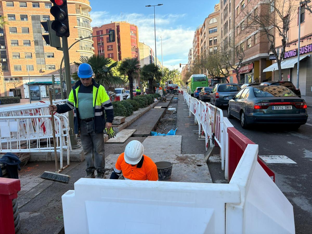 Dos trabajadores en la obra de una de las principales vías de acceso a la ciudad.