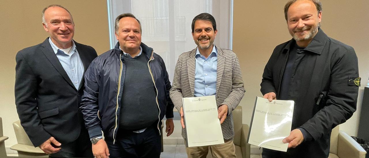 Presentació de la cessió de terrenys per ampliar la depuradora dels adobers