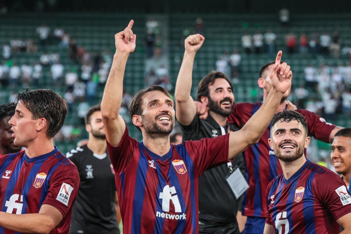 Álex Bernal celebra junto a la afición la permanencia en Segunda.