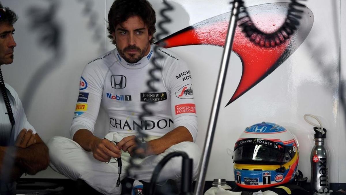 Fernando Alonso descansa en su box de Hockenheim (Alemania)