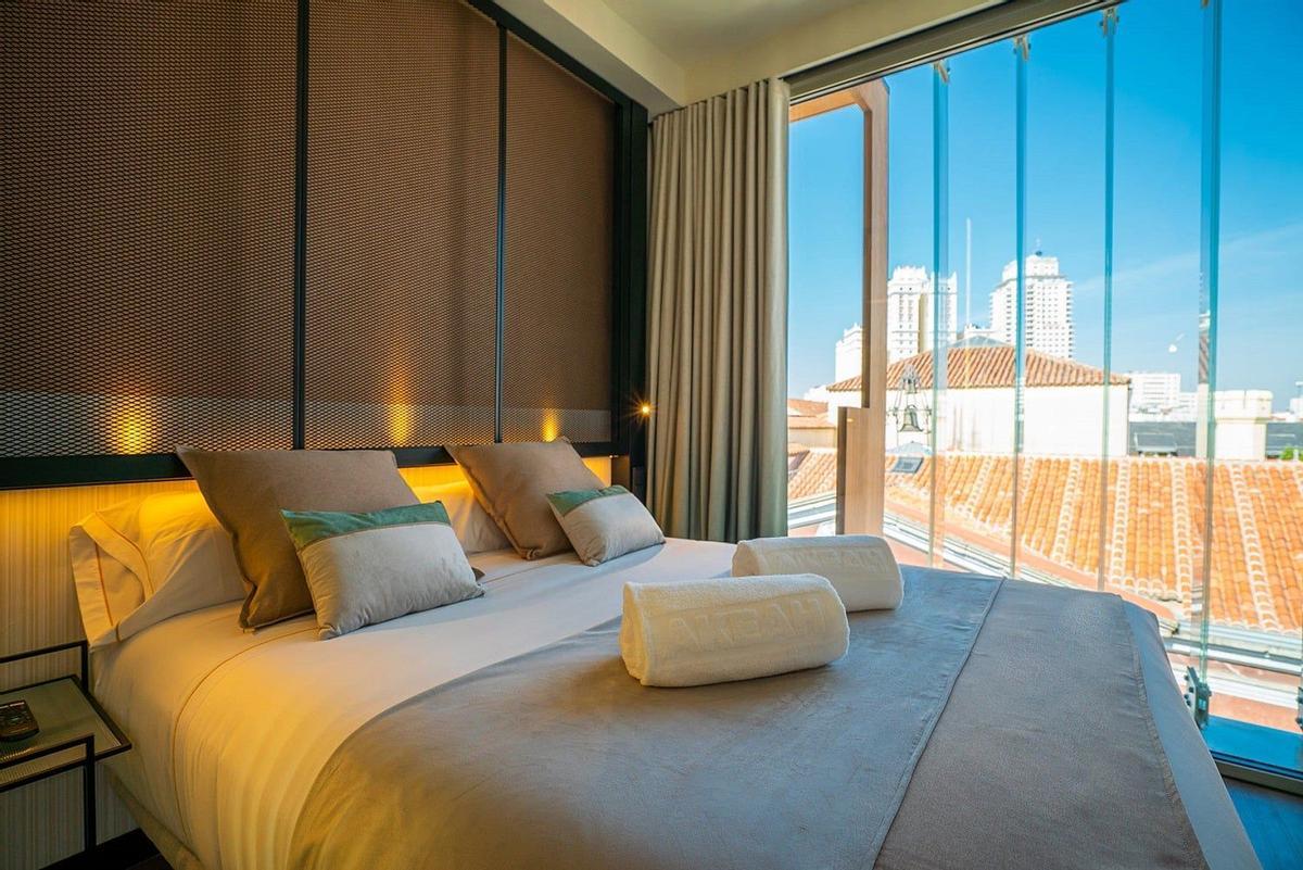 Habitación vistas Madrid terraza otoño hotel Akeah Gran Vía