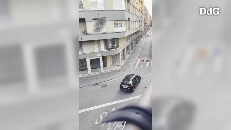 Denuncien vehicles en contradirecció al carrer de la Maçana de Girona: «Hi ha un risc constant d’accident»