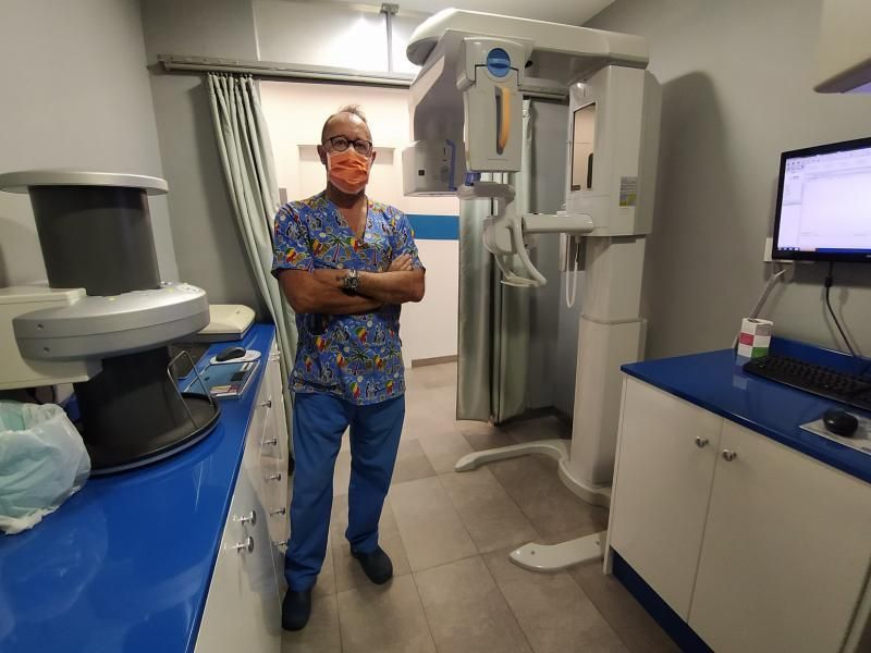 Aurelio Martínez, junto a los equipos radiológicos de uno de sus centros odontológicos en Langreo.