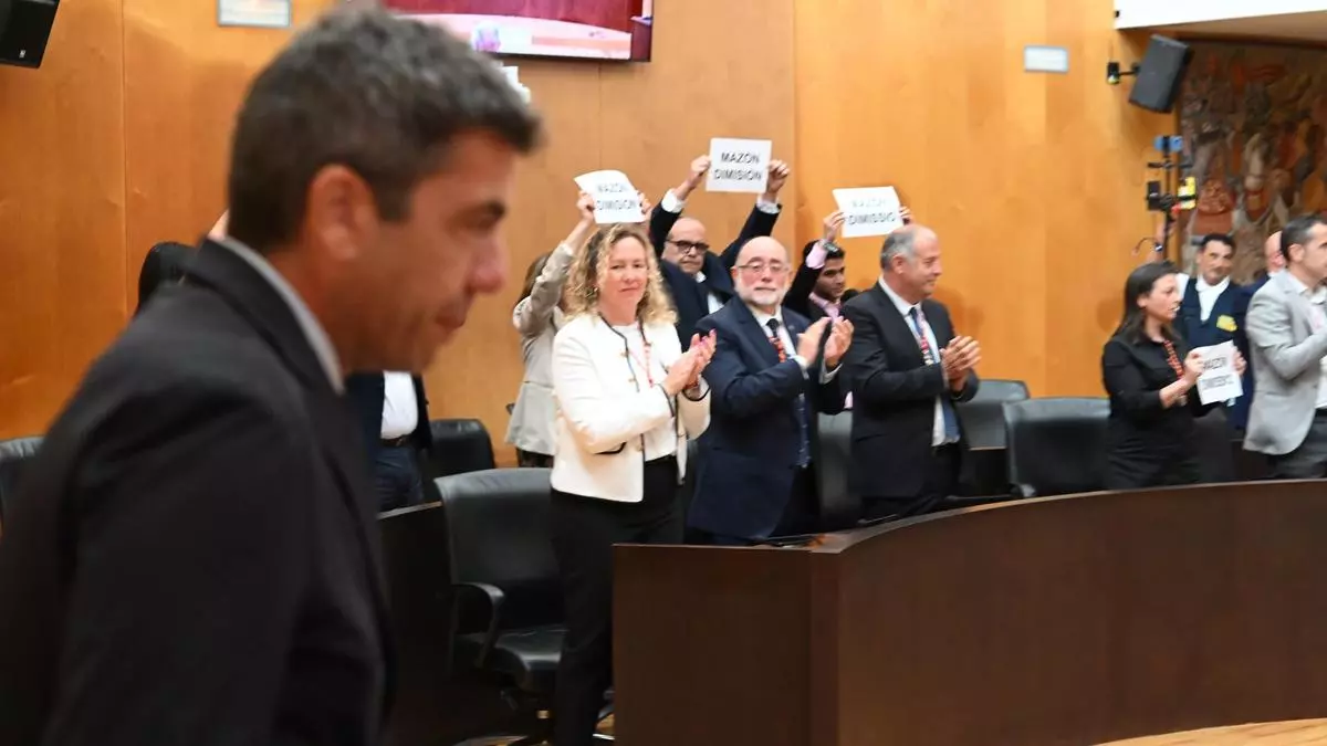 Así ha sido la protesta del PSOE en Benidorm contra Mazón