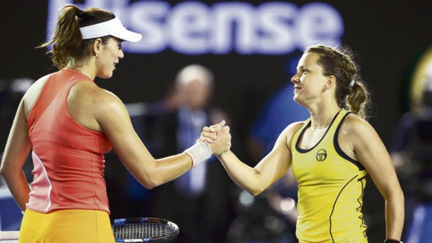 Muguruza felicita a su rival tras ser eliminada.