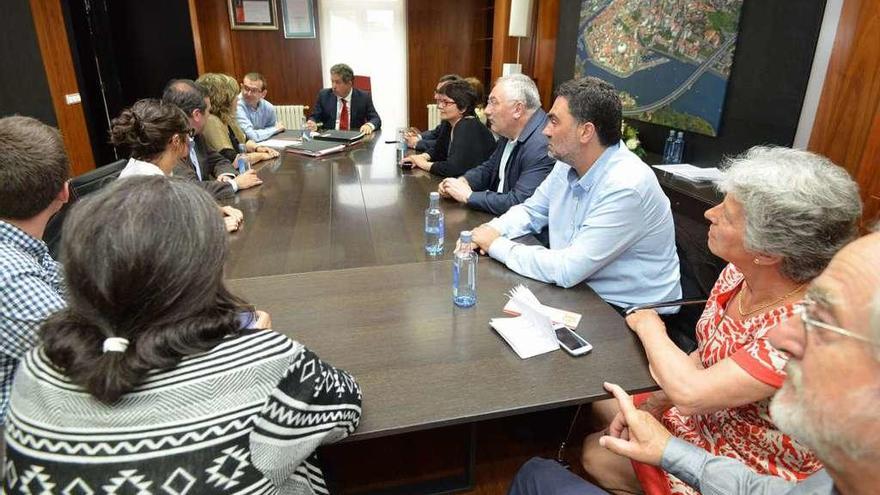 Una reunión de la junta de gobierno municipal. // G. Santos