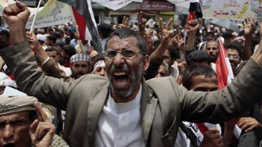 Cientos de personas se manifiestan en contra del régimen yemení.