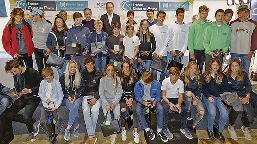 Todos los regatistas premiados posan tras finalizar la ceremonia de entrega de trofeos de la prueba.