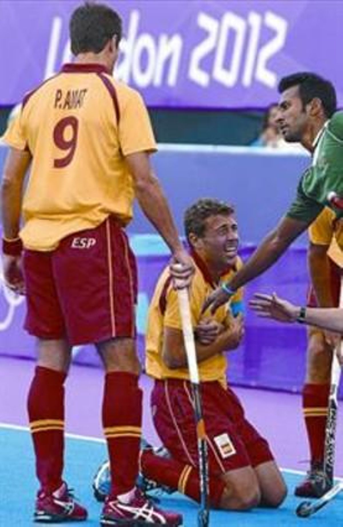 Santi Freixa, de genolls, es queixa al trencar-se el cúbit, ahir davant el Pakistan. Santi Freixa, de genolls, es queixa al trencar-se el cúbit, ahir davant el Pakistan.