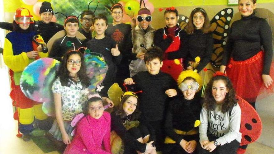 Los &quot;bichos&quot; del Carballal   |  El colegio Carballal celebró ayer su fiesta de Entroido, después de una semana confeccionando los disfraces. La semana comenzó con el &quot;mandadiño&quot;, en el que se propuso traer algo para volar el lunes (como las alas de los insectos ), lunares el martes (como los de las xoaniñas), guantes el miércoles (para las picaduras de los bichos) y mucho pelo el jueves (como las arañas peludas ), para finalizar ayer con todos los alumnos vestidos de bichos, enlazando con el proyecto escolar sobre insectos.