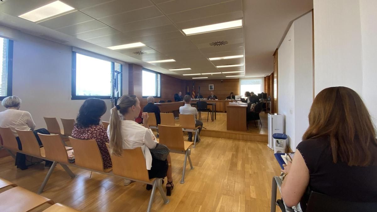 Los dos acusados, en la primera fila del banquillo de la Audiencia Provincial, durante la tercera sesión del juicio.