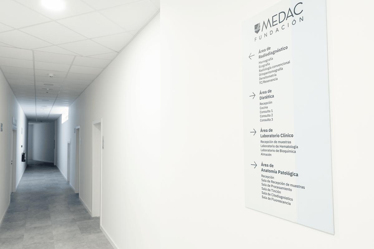 Cartel indicativo de las diferentes ramas de la Fundación MEDAC.