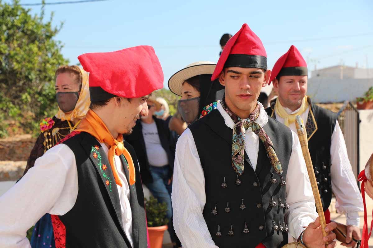 Misa, procesión y 'ball pagès' en el Pilar de la Mola