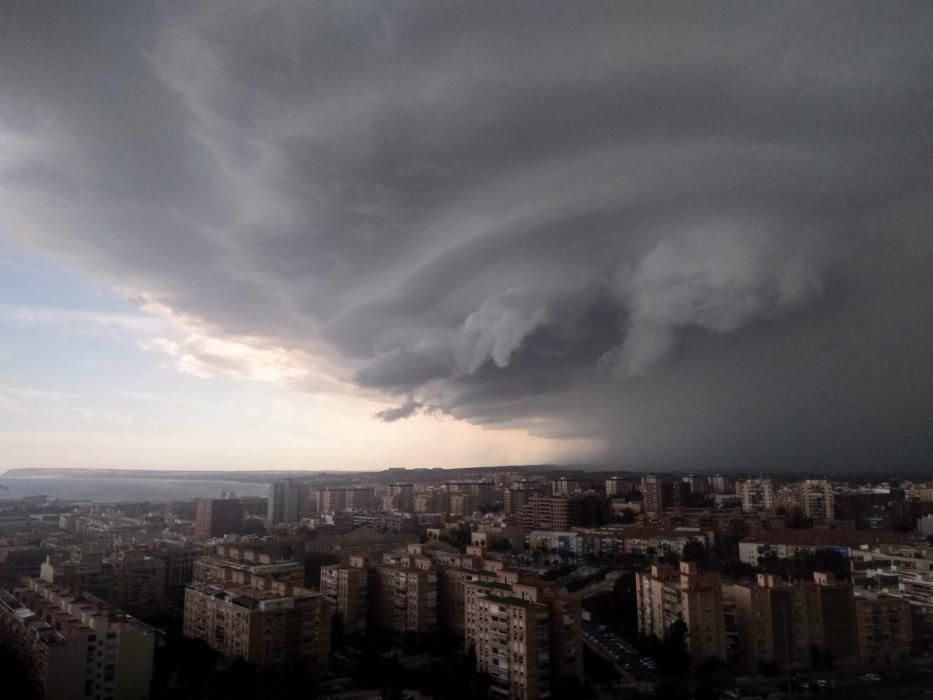 Cae una fuerte tromba de agua en Alicante acompañada de granizo