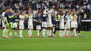 Los jugadores del Real Madrid celebran su victoria ante el Cádiz.