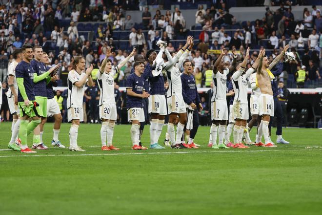 Los jugadores del Real Madrid celebran su victoria ante el Cádiz.