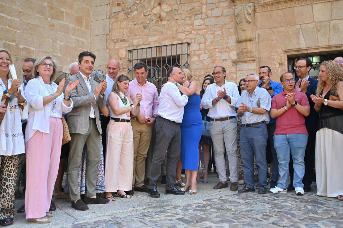 Manzano, arropada por sus compañeros, abraza a Laureano León frente al Palacio Provincial de Cáceres.