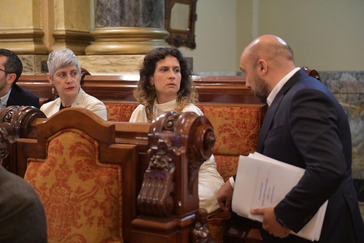 El portavoz del Gobierno local, José Manuel Lage, a su entrada en el pleno del Concello.