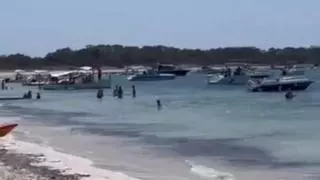 Los barcos 'colonizan' la orilla de playas de Mallorca: quejas de bañistas en es Carbó y el Delta