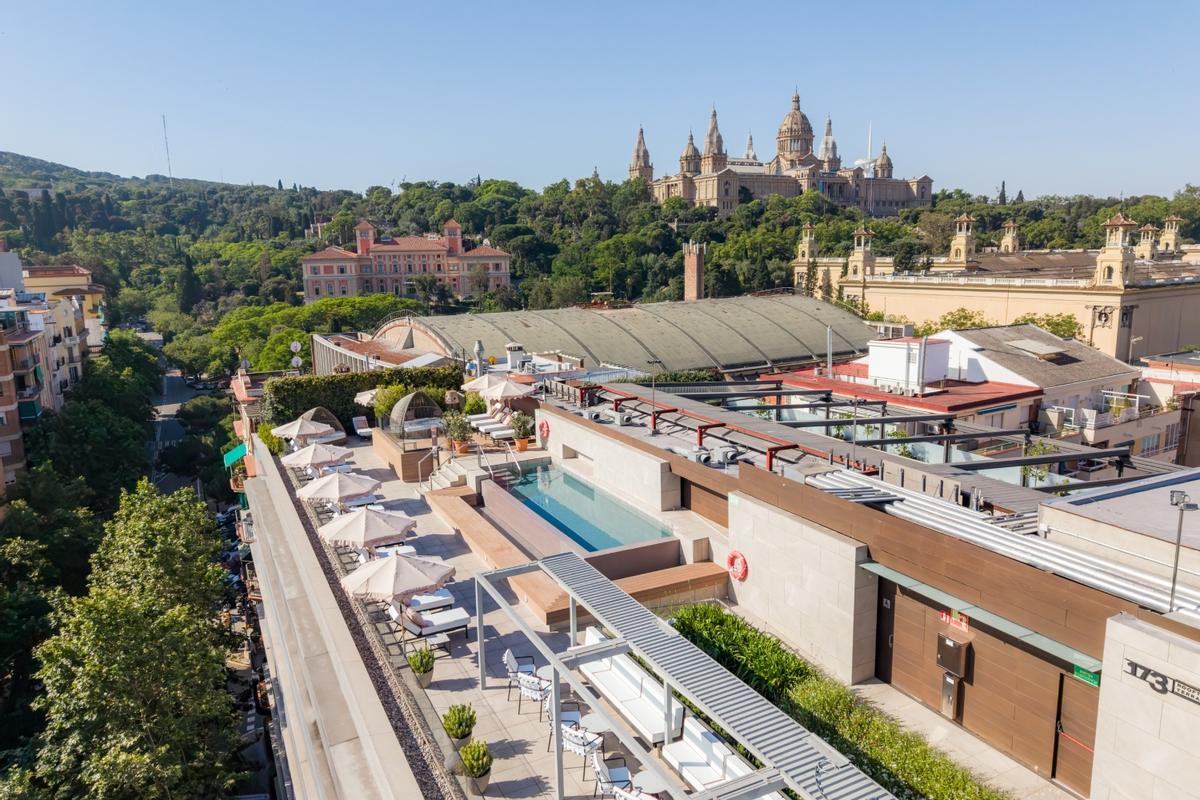 InterContinental Barcelona da la bienvenida al verano con el skyline de Barcelona y Montjuïc.
