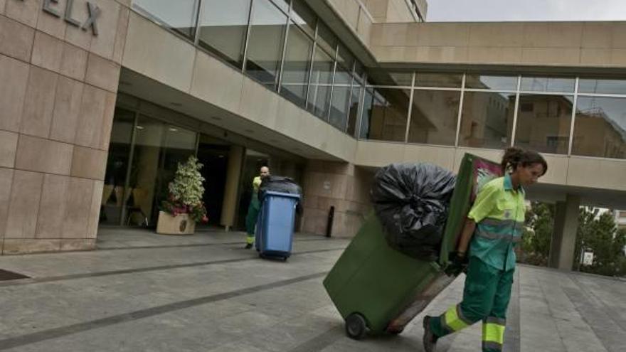 Operarios sacan de las dependencias municipales basura, en una imagen tomada ayer.