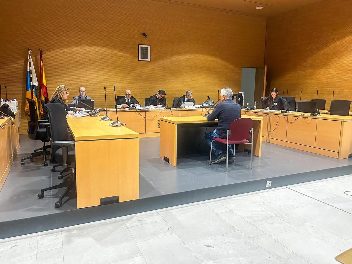 El acusado Juan Manuel N. P., de espaldas, este martes en el juicio celebrado en la Audiencia Provincial de Las Palmas.