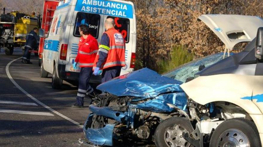 Un helicóptero medicalizado aterriza para una posible evacuación.