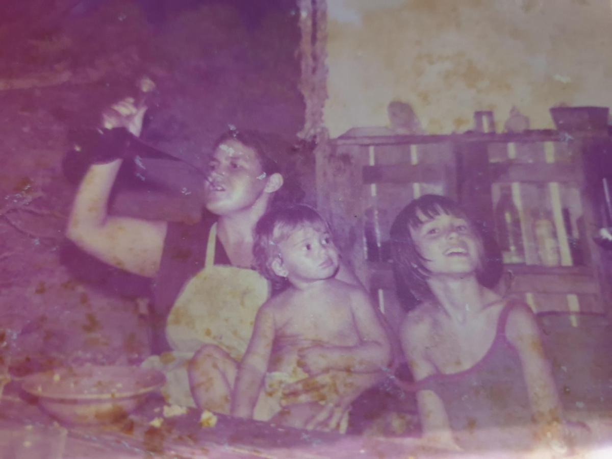 Pepi de pequeña con su madre y su hermana mayor Anita.