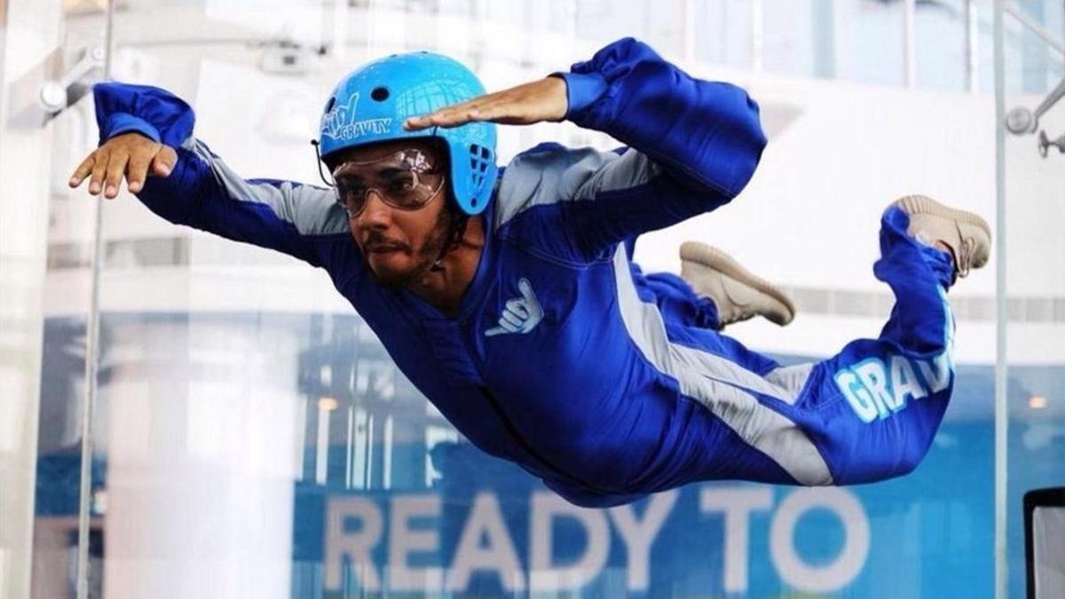 Lewis Hamilton se divierte en Bahréin practicando `skydiving¿