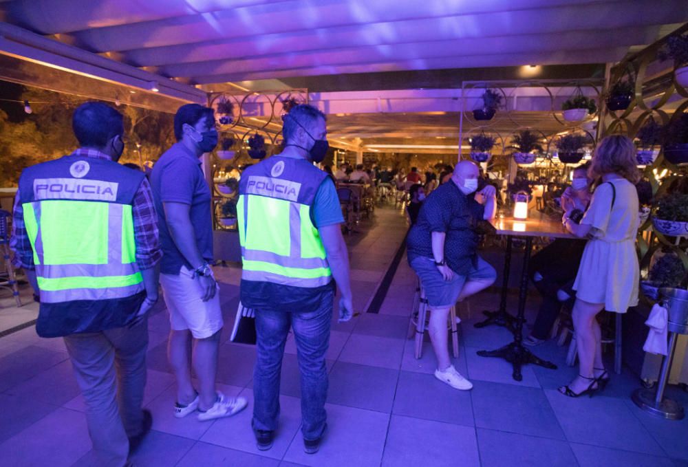 La policía inspecciona pubs y discotecas de València por el coronavirus