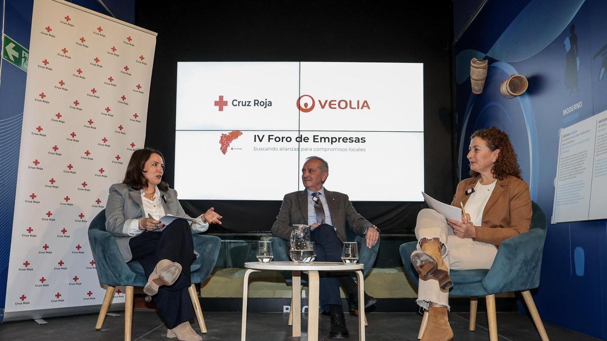 Amelia Navarro, directora de Sostenibilidad Veolia; Francisco Galvañ, presidente provincial Cruz Roja y María José Beltrán, secretaria provincial Cruz Roja
