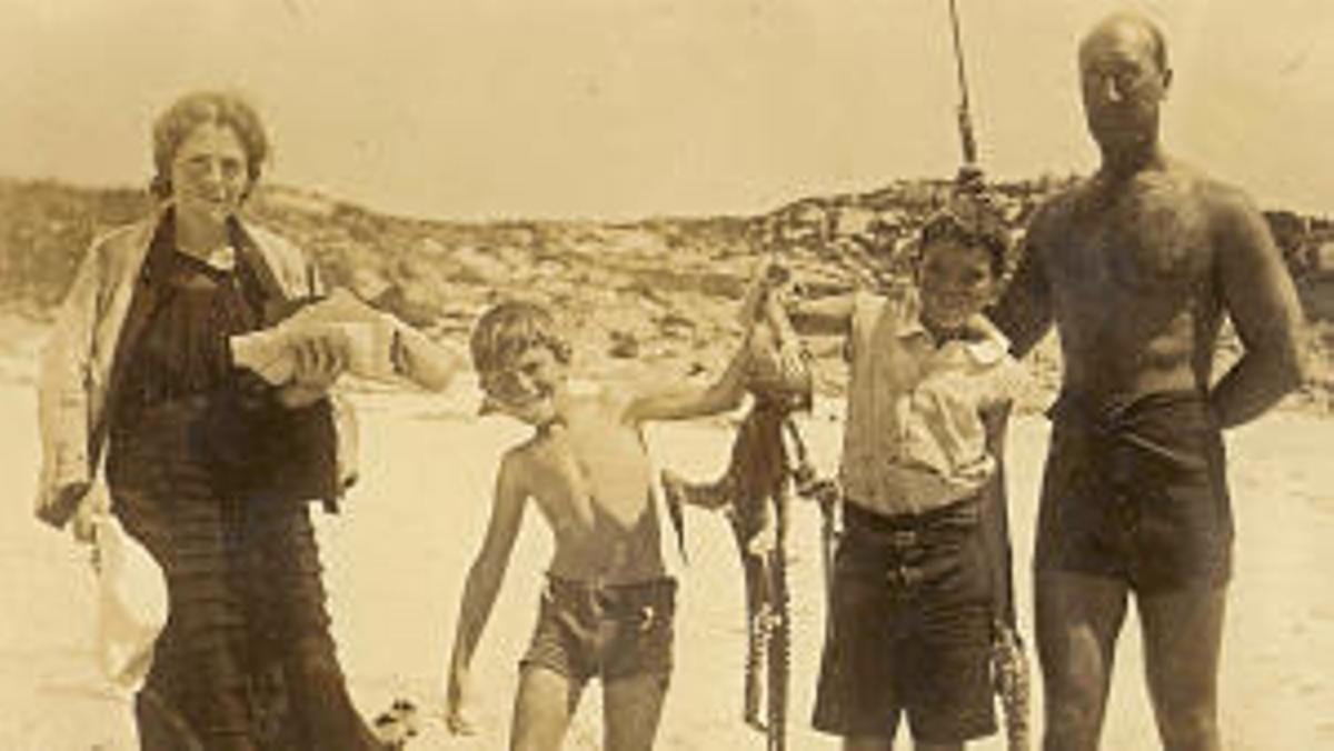 Alfredo Lagos en las Cíes con su madre, su hermano Tuki y Juanito Yáñez, en 1937.