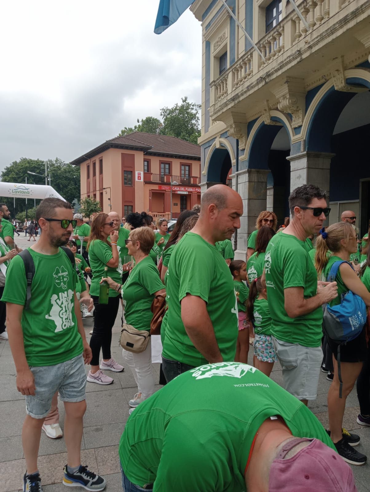 Doscientas personas marchan y escancian en Laviana para combatir la ELA